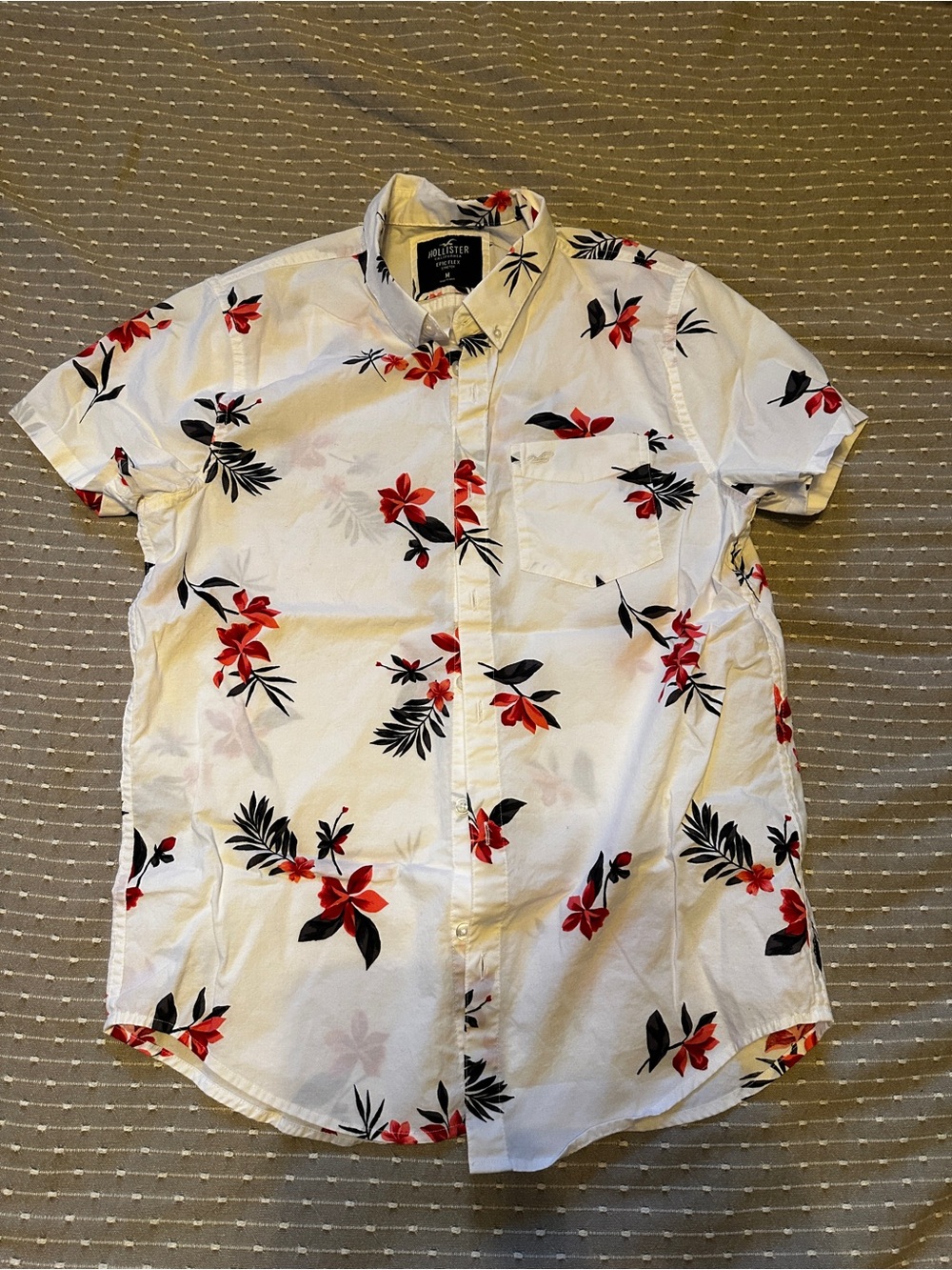 Men’s Hollister epic flex button down tshirt size medium